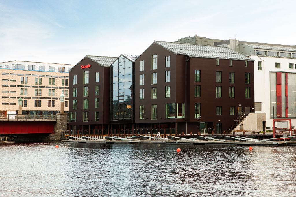 Copyright: Tord-Erik Andresen Hotellfasade i dagslys sett fra Nidelven, Scandic Bakklandet